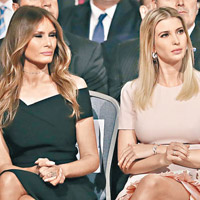 特朗普的妻子（左）及女兒（右），在台下看得十分專注。