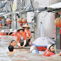 寧德市出動救援人員，轉移被洪水圍困的民眾。（中新社圖片）