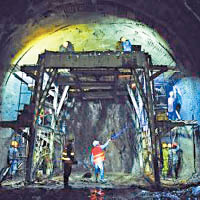 工人在八達嶺隧道內施工。