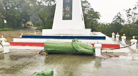 蔣介石銅像被吹倒，頭身分離。（互聯網圖片）