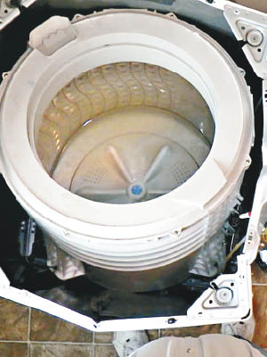 苦主撒克斯頓的洗衣機爆炸後損壞。