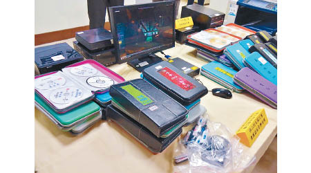 警方查獲大量盜版光碟及電腦等。（郭良傑攝）