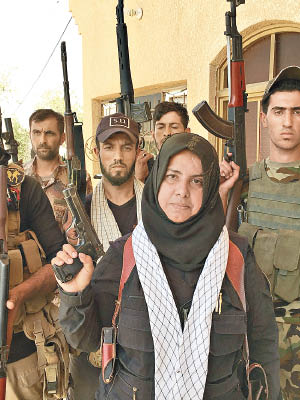 艾扎邁利（中）帶領男性武裝分子對抗IS。