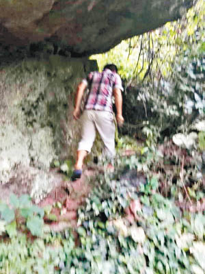 除村民索進山費外，亦出現野導遊（圖）帶遊客行隱蔽山路逃票。