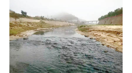 洛河旦八鎮河段河水變得黑如墨汁。（互聯網圖片）