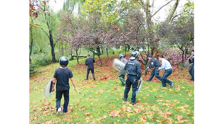 警方圍捕黑熊未能成功，終決定開槍擊斃黑熊。