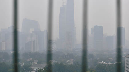 北京籠罩在霧霾之中。（中新社圖片）