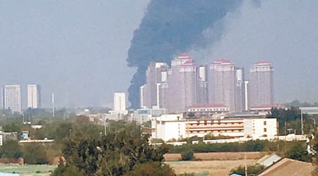 疑為殲10戰機墜落現場冒出濃濃黑煙。（互聯網圖片）