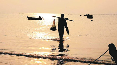 日落漁港<br>魚鳴嘴村民在海邊捕撈。