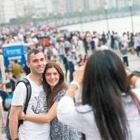外籍遊客在上海外灘興奮合照留影。（中新社圖片）