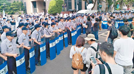 警方築起人牆，防止抗議人士衝入蔡英文寓所。（互聯網圖片）