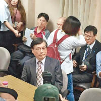 勞動部長郭芳煜（前）在混亂中抵達委員會。