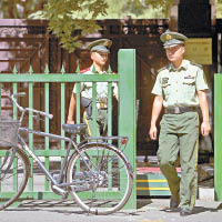 中國武警在北韓駐北京大使館外站崗。