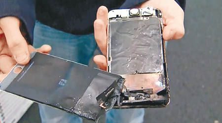美國發生蘋果智能手機冒煙起火事故。