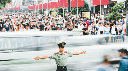 上海加派武警維持交通秩序。（互聯網圖片）