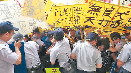 抗議期間，台化員工和警方爆發衝突。（中時電子報圖片）