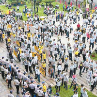 近千名台化員工再度到彰化縣政府抗議。