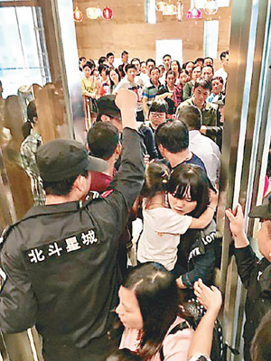 大批民眾擠在餐廳大門，需要保安維持秩序以防人踩人。（互聯網圖片）