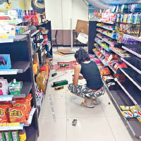 地震後便利店內的商品散落一地。（互聯網圖片）