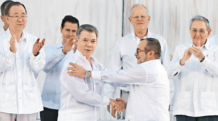 桑托斯（前左）跟叛軍領袖隆多尼奧（前右）上月簽署和平協議，聯合國秘書長潘基文（左）與古巴總統勞爾（右）見證。