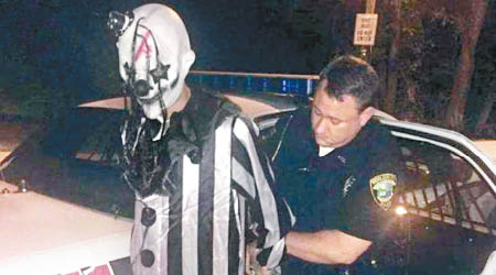 作小丑打扮的馬丁被捕。（當地警方圖片）