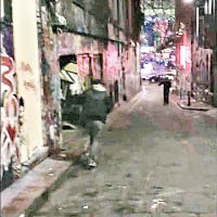 疑似Banksy的男子發現被跟蹤後拔足逃跑。