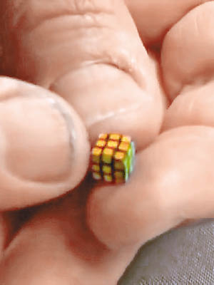 微型扭計骰比指甲還細小。（互聯網圖片）
