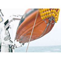 涉事仁川海警快艇被吊起。