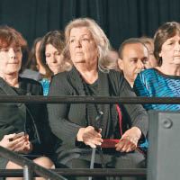 謝爾頓（左）、布羅德里克（中）及威利（右）坐在觀眾席上。