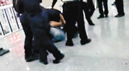 多名疑似深圳海關緝私警員圍毆一名中年漢。（讀者提供圖片）