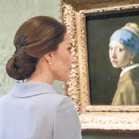凱瑟琳戴上一對珍珠耳環，與畫中少女相映成趣。