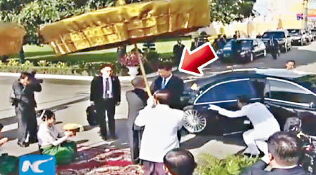習近平（箭嘴示）抵柬埔寨進行國事訪問，柬方張開羅傘迎接。（電視畫面）