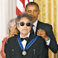 美國總統奧巴馬（後）一二年頒發勳章予卜戴倫。