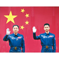景海鵬（左）與陳冬（右）出席記者會。（互聯網圖片）