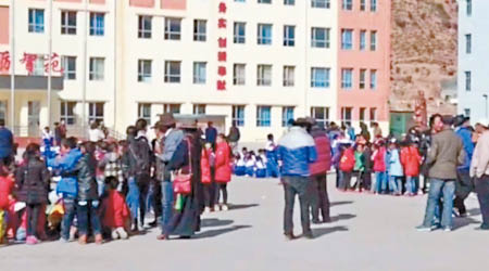 青海玉樹藏族自治州雜多縣附近發生六點二級地震，學生走到戶外暫避。（互聯網圖片）