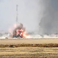 IS引爆炸彈，炸毀伊拉克軍車。（電視畫面）