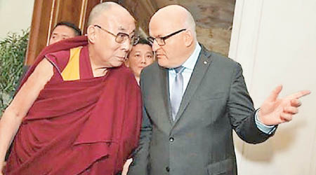 達賴喇嘛（左）與捷克文化部長（右）會面。（互聯網圖片）