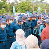 示威者與警方對峙。（互聯網圖片）