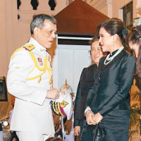 烏汶叻公主（右）與王儲佛齊拉隆功（左）在大王宮出席悼念儀式。（泰國宮務處）