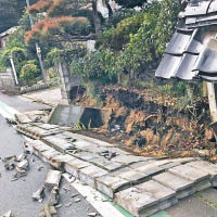 房屋外牆倒塌。（互聯網圖片）