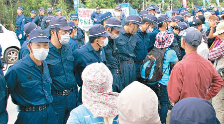 辱罵事件發生當日，大批民眾與警方對峙。（資料圖片）