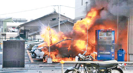 案發停車場的一輛汽車在爆炸後着火焚燒。（互聯網圖片）