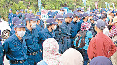 日本警察當日奉命到場控制示威場面。