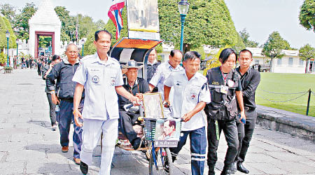 班坐輪椅遠征到曼谷悼念泰王。（互聯網圖片）