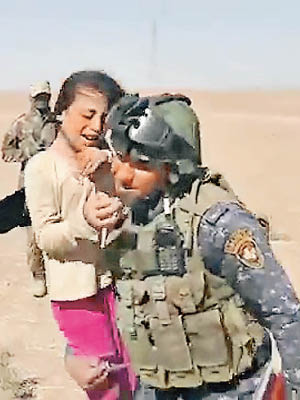士兵單手抱起阿伊莎。（互聯網圖片）