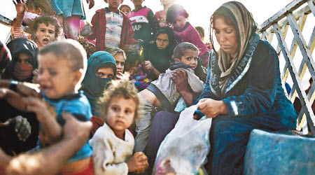 大批婦孺獲安排到難民營暫住。