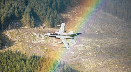 奧斯巴德斯頓捕捉到戰機飛越彩虹一刻。（互聯網圖片）