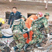 救援人員在場掘出屍體。