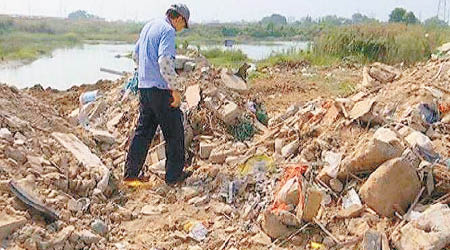 濕地堆放油漆桶、膠袋、水泥塊等建築垃圾和生活垃圾。（互聯網圖片）