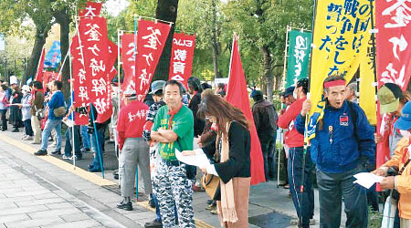 大阪警察總部外有一批巿民示威。（互聯網圖片）